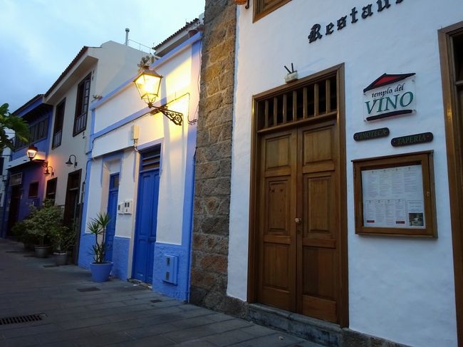 まだ、街灯がともったままの朝の街並み。