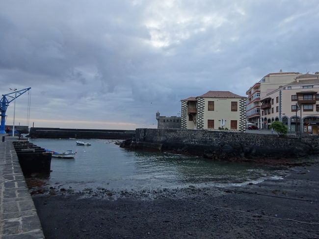 この小さい入り江。グーグルマップによれば　Playa del Muelle と名前がついています。<br />岩礁の海岸線が続くので、小さいながらもビーチ扱いされているようです。