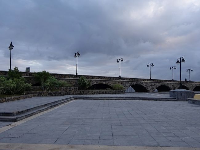 要塞の後ろの広い場所は Plaza de Europa。