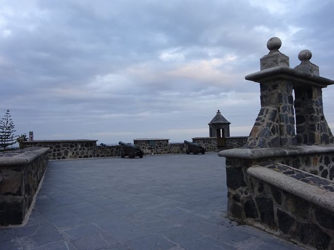 要塞（Bateria de Santa Barbara）の上です。