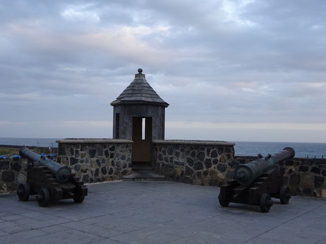 哨兵台と大砲。