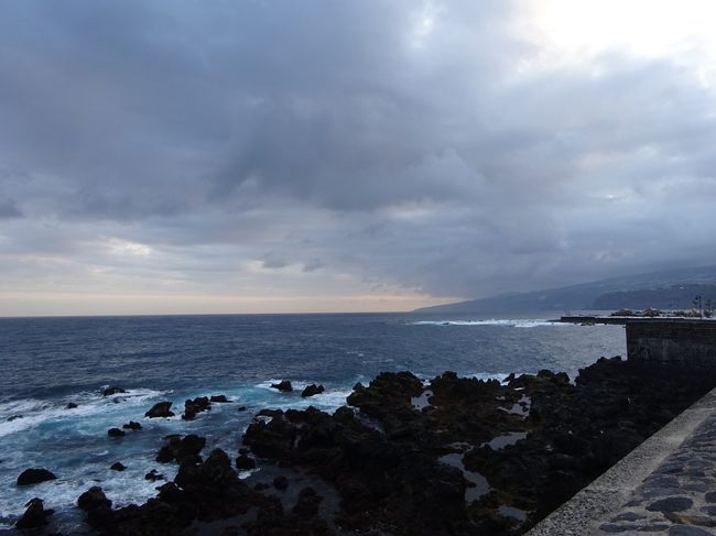 この荒い海のずっと先は？<br />新大陸への航路が開かれたのは１５世紀末の話。