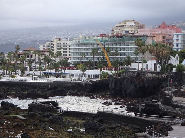 奥の白い所がlago martianez <br />手前の岩場はPlayo san Telno。ゴツゴツの岩場で遊歩道が設けられていますね。