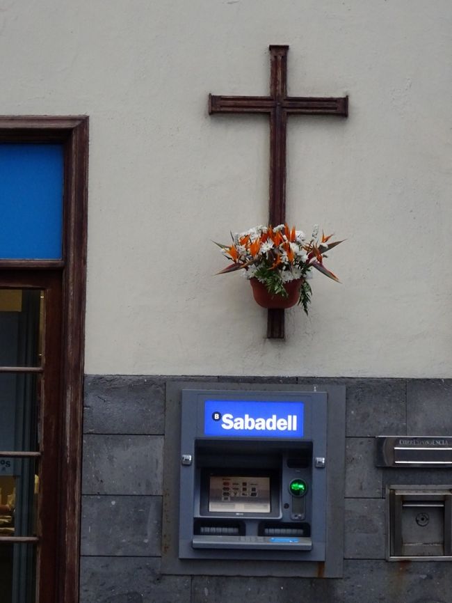 ATMの真上に飾られていました。