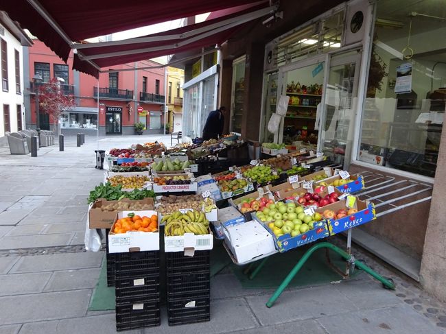 八百屋さんの店先。開店したばかりです。