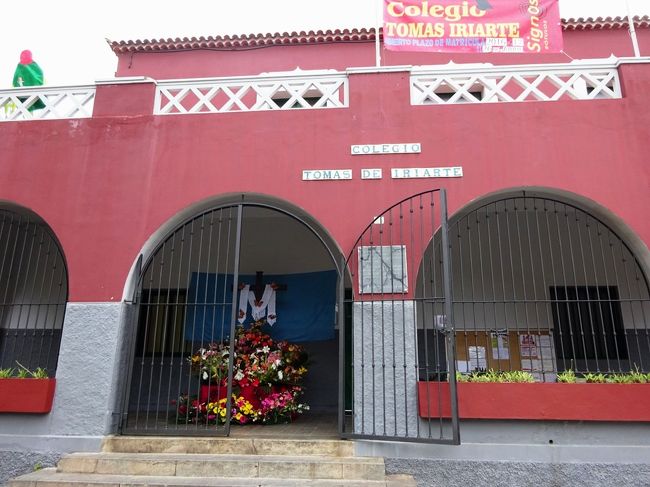 教会に面した小学校にも十字架が飾られていました。