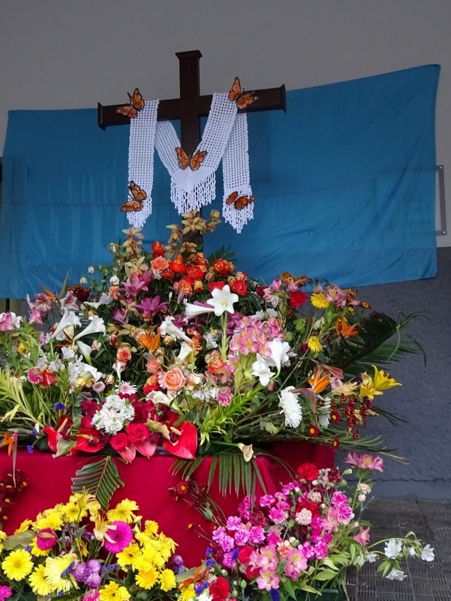 子供たちが飾ったのかな。花々に囲まれた木製の十字架。
