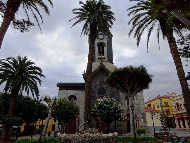 Pena de Francia教会前の広場で、ベンチに座って一休み。