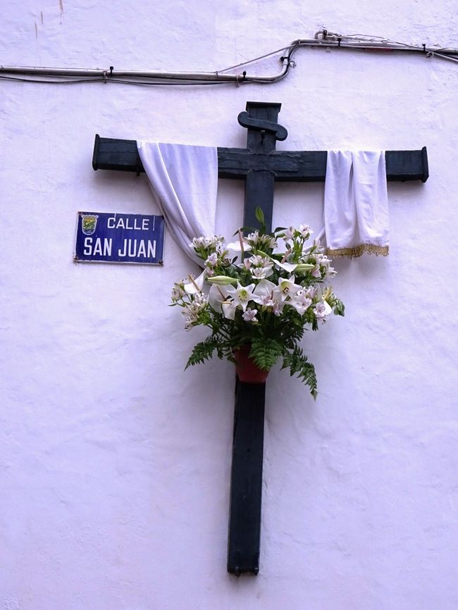 白い壁に白い布、白いお花の十字架。