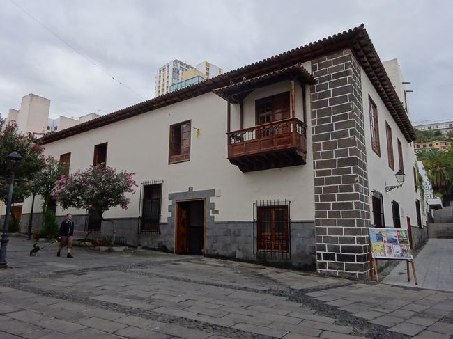 木製バルコニーの建物。<br />新しい建物みたいですが、伝統様式のバルコニーを設けたのですね。