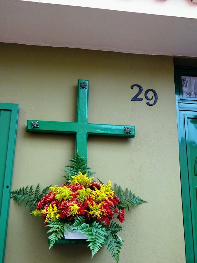 ドアの色と合わせた民家の十字架。