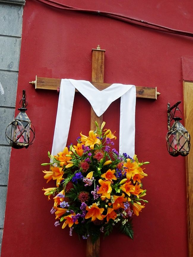 カンテラの間に飾られているもの。夜ではなくて残念です。