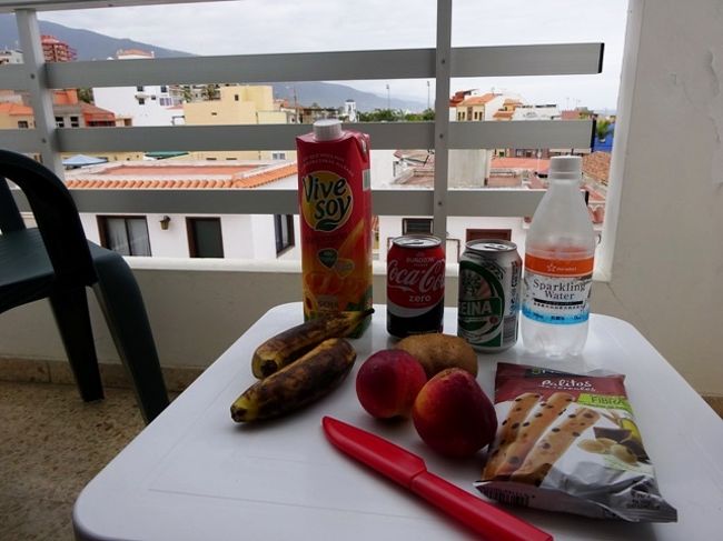 荷造りを済ませて、買い込んでいたものでブランチを。<br />バルコニーでいただきしょうか。