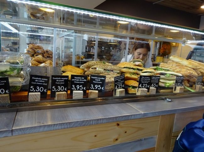 プエルト・デ・ラ・クルスではあんなに食事が安かったのに、しっかり空港価格の売店。