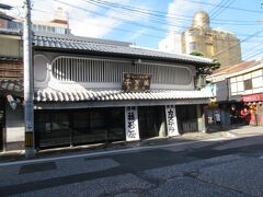 　次は、長崎で最も古いカステラの老舗「福砂屋 長崎本店」です。35年程前、美味しかったのでお土産として大量に買って帰ったことを思い出しました。
　また、家からそんなに遠くない東京都目黒区青葉台(目黒川沿)に工場があることを知り、少しがっかりした事も思いだしました。
　長崎本店のカステラは、東京で作ったカステラより美味しいのかな。