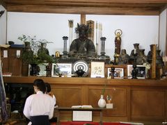 円覚寺　十王堂（桂昌庵）

総門を潜り、すぐ左手にある桂昌庵には、閻魔さんが目をむいて座っています。
ここには弓道場があり、丁度、弓を射ていらっしゃったので、ちょっと見学させてもらいました。
閻魔さんが目をむいているのは、弓矢が命中するようにでしょうか。