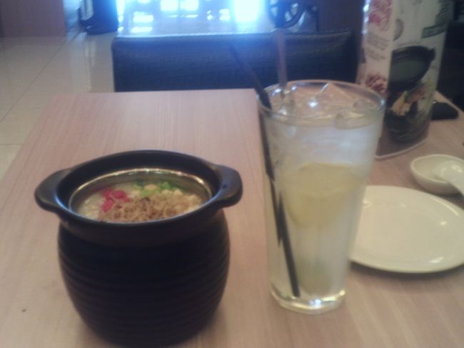 KINTA CITY AEON MALL　「SOUPER　TANG」<br /><br />注文したのは、貝柱入り中華粥とレモネード。これで、RM27.85です。<br /><br />見た目はいいのですが、味はもう少し勉強をした方がよろしいかと思います。
