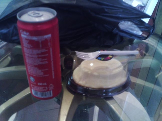 CAKE　HOUSE　「BANANA」<br /><br />注文したのが、チーズケーキとコカコーラ？！<br /><br />「ビストロで大散財する積りというのは嘘だったのでは？」と、自分で自分を疑いました。