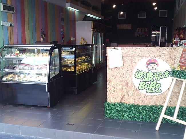 CAKE　HOUSE　「BANANA」<br /><br />ビストロでの食事の代わりに、この店で昼食をとりました。ご当地グルメで有名な「LOU　WONG」の近くです。