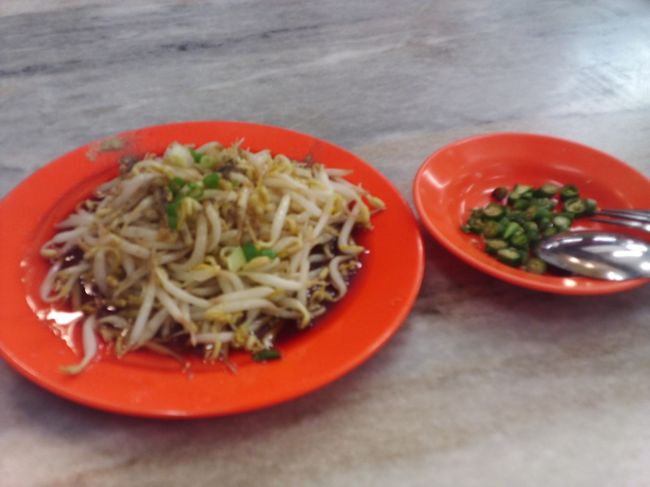 LOU　WONG<br /><br />モヤシ炒めもこんなものでしょう。可もなく不可もなしといったところです。ところが、一緒にでてきたご飯の美味しいこと！薄めのスープで炊いているようですが、その味わいは初めてのものです。<br /><br />その写真も紹介したかったのですが、ピンボケ状態で、申し訳ないのですが、お見せできる代物ではありません。