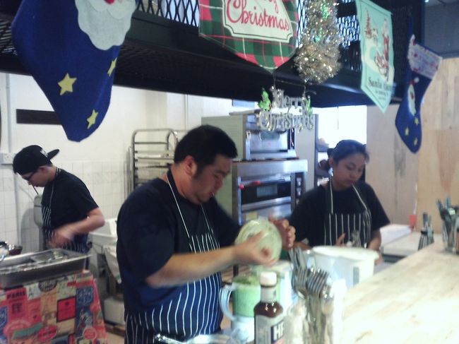 ARTISAN - HANDMADE BREAD<br /><br />写真中央がマスターです。