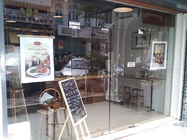 ARTISAN - HANDMADE BREAD<br /><br />旧市街にオープンして2週間ばかしの店です。私がイポーで食事したなかで、ホテルの食事を除外し、一番気に入った食事を提供してくれました。<br />