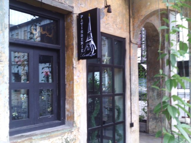 THE ROQUETTE CAFE<br /><br />その日、最初の客となったのですが、店内がコーヒーの香りで満たされている状態ではなかった。早かったと後悔しましたが、好意で店を早く開けていただいたので、とりあえず、カプチーノを注文しました。