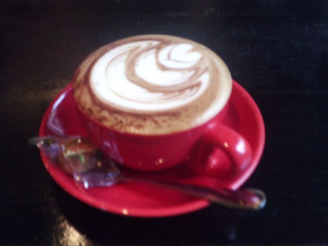 THE ROQUETTE CAFE<br /><br />コーヒーの香りで満たされていない店内で飲むカプチーノは物足りない。だたし、人気店のようで、行列に参加してまでコーヒーを飲みたいとは思わない。難しい店であります。