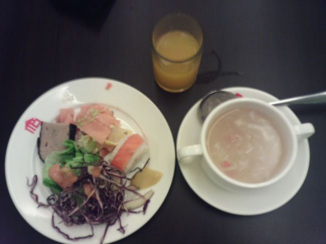 Kinta Riverfront Hotel &amp; Suites<br /><br />今度は夕食です。<br /><br />バイキング料理の食べ方は、香港駐在当時、フラマ・ホテルの回転展望台でのレストランで、西洋人の気品のあるご婦人の食べ方を観察し、その食べ方を採用しました。<br /><br />サラダ、スープからスタートし、皿には適量を盛り、決してテンコ盛りにはしない。そして、あくまで美しく盛る！皿を持って、席に戻るときも、急ぎ足にはならず、きょろきょろせず、あくまで優雅に振舞う！そして、元を取ろうと、3～4回はお代わりをする！