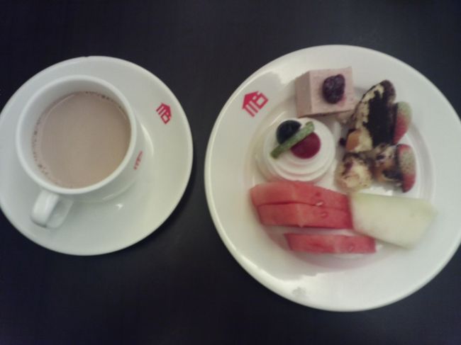 Kinta Riverfront Hotel &amp; Suites<br /><br />仕上げは、デザートです。<br /><br />この料金が、半額でRM24、日本円で約720円です。消費税、サービス料込みです。大感激です！それぞれの料理も標準以上の味で、これはいただけないなという料理はなかった。私の経験からして、コスト・パフォーマンスNo.1の料理だと思います。（正確に言えば、31日だけ、その料金はRM30になりました）<br /><br />しかし、食べ過ぎもいいところです。イポー滞在中、空腹感を感じたことはありません。これが、元々の計画を大きく狂わせました。