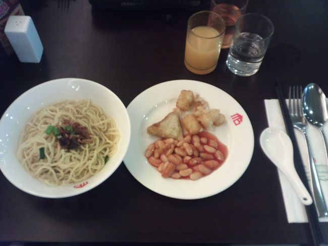 Kinta Riverfront Hotel &amp; Suites<br /><br />数日経つと、写真のような朝食になっていました。<br /><br />いつもなら特製のサンドイッチを作りましょうと遊びだすのですが、麺のスープが想像以上に美味しく、スープ麺はかならずとり、あと適当に好みの食材を軽めに選んでいました。