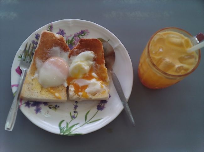 イポー最終日<br /><br />トーストに目玉焼き2個を乗せてもらいました。ホテルの朝食より質素なものですが、私の胃袋は、もう食べるな、と訴えているのを無視して、時間になったので、胃の腑に流し込んだものです。<br /><br />ホテルで、夕食「半額」の張り紙を見て、ものの見事に計画は水の泡と消え去りましたが、機会があれば、もう一度「美食の街　イポー」に挑戦したいと考えております。その時は、「半額」の誘惑にも負けず、ホテルでの、諸悪の根源であるバイキング形式の夕食を封印します！