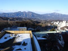 部屋からの眺望。正面に小野子三山。