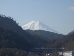 初狩PAに立ち寄り、富士山を眺めました。