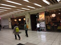 さすがにこの時間では、大半のお店はまだ開店してないようです。

目指すのは、朝７時から営業している「喫茶リッチ」。

「名古屋モーニング」とやらを…