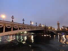 それじゃ！アレクサンドル３世橋へ・・・
しかし橋も朝はライトアップされていません(+_+)