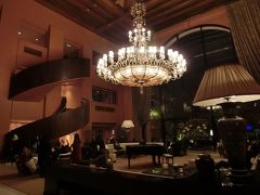 今回のお宿は
ソフィテル カイロ エルゲジーラです。

２５年前はギザのピラミッド近くに泊まりましたが
ピラミッド以外は何もなく・・・
結局、市内にばかり行っていたので今回は素直に市内に泊まります。

ロビーラウンジの雰囲気は豪華です。