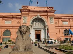 さぁきょうはホテルから歩いて
エジプト考古学博物館へ行きましょう。

ここに来るもの２５年ぶりです。
まだ９時過ぎですがたくさんの人が並んでいました。

入場料は７５エジプトポンド。
さらにカメラ持ち込み料（撮影料）５０エジプトポンド。

２５年前の入場料は１０エジプトポンドでした。
ちなみにその当時のレートは
１エジプトポンド＝４１.１円でしたが・・・
