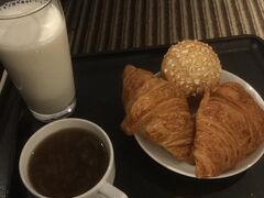 2017/1/14
まだ真っ暗な内に羽田空港に到着。
まずは、ダイヤモンドプレミアラウンジで朝食を。