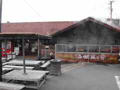 翌日、朝食を食べようと、湯の花小屋の近くにある、オツな佇まいの「岡本屋売店」へ。