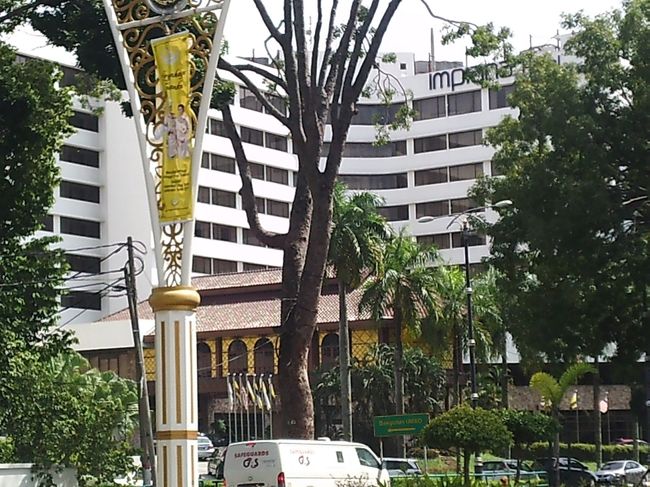 Impiana Hotel 「The Bistro」<br /><br />キンタ・リバーフロント・ホテルから旧市街を散策し、そこから足を延ばして、インピアナ・ホテルまで歩いてきました。時刻は12時少し前、昼食には丁度いい時刻だと思います。<br /><br />とりあえず、汗まみれになっているので、トイレを借りて、首に巻いていたタオルを取り、汗を拭き、身だしなみを鏡でチェックした上で、フロントに「The Bistro」が何階にあるかを聞きましたが、「本日は営業をしていない」とのこと。「週末にならないとオープンしない」<br /><br />その言葉を聞いたとき、どっと疲れました。「値段は高くてもいい。清水の舞台から飛び降りたつもりで、大散財をするぞ」と意気込んで来たのですから。<br /><br />帰り道がなんと遠く感じたことか！<br /><br />この事も私の当初の計画を大きく狂わせた原因の一つです。いろいろなレストランに出向いて行こうと計画していたのですが、その芽を早い段階で摘み取られてしまいました。<br /><br />