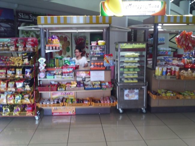 NEW YEAR EVE<br /><br />そして、昼食は、写真に写っているアンマン2個となりました。その餡は、日本と同じ小豆から作られていますが、水分がほとんどない、かさかさの餡です。<br /><br />しかし、不味くはない。馴れれば美味しくいただけると思う。