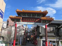 　新地中華街に移動。中華街には東西南北の入口を守る４つの門があります。その中の１つの南門で別名孔雀門と言われ、湊公園に面しています。