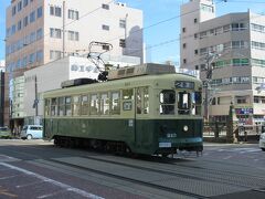 　出島付近では、旧東京都交通局や旧箱根登山鉄道、旧熊本市交通局、旧仙台市交通局、旧西日本鉄道など、他都市からの電車が活躍しています。
　写真は200形(202形)で1950年(昭和25年)の製造で、定年を過ぎても頑張っています。赤迫～蛍茶屋で見たり乗ったりできます。

