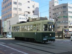 　出島付近では、旧東京都交通局や旧箱根登山鉄道、旧熊本市交通局、旧仙台市交通局、旧西日本鉄道など、他都市からの電車が活躍しています。
　写真は200形(202形)で1950年(昭和25年)の製造で、定年を過ぎても頑張っています。赤迫～蛍茶屋で見たり乗ったりできます。

