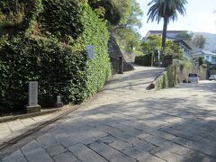 　出島からオランダ坂へ。外国人居留地にある坂道はみんな「オランダ坂」と呼ばれていました。特にあこがれの活水女学院(現活水女子大)へと続くこの坂(活水坂)が、坂の町長崎を象徴するスポットでした。年配者は、なぜか活水女学院にあこがれていたと思います。
　横浜山手も素敵ですが、レンガ等の素敵な塀に、石畳と洋館が織りなす風情は最高ですね。 