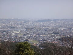 ３／２３
今日は福岡をくるくるドライブ。油山片江展望台は春霞・・・　春ですねえ。