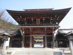 天気もいいので、福津市の宮地嶽神社に行ってみました。こちらには、日本一巨大なものが３つあります。ひとつは、「太鼓」。もうひとつは「鈴」。
