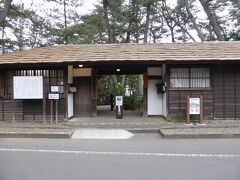 平潟の相模屋さんを8時40分過ぎにチェックアウト。まず天心遺跡公園を見学。

長屋門。（入口です。）