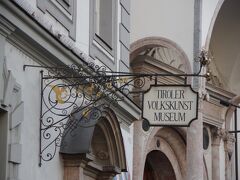 チロル民俗博物館（Tiroler Volkskunstmuseum）。フランツ・ヨーゼフ１世治世４０周年博物館が改装されたもの。
